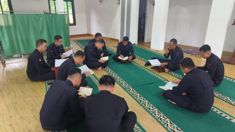 Personel Satbrimob Polda Sumsel Batalyon B Pelopor, Agendakan Tadarus Al-Quran di Bulan Ramadhan