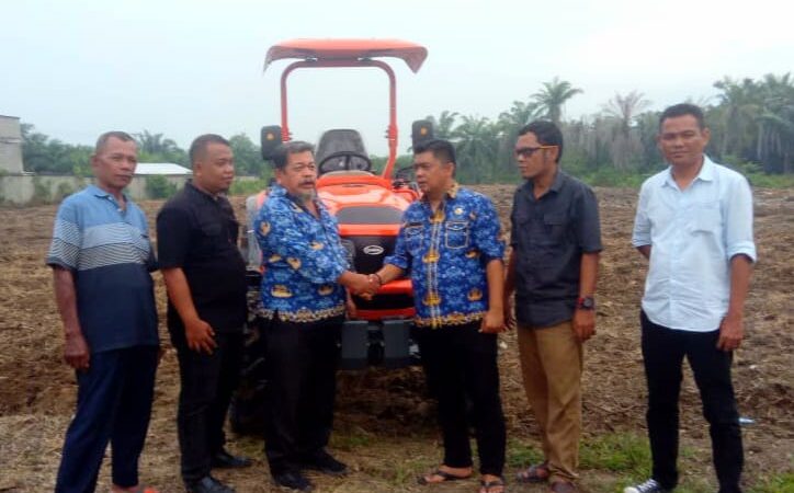 Kadis Pertanian dan Ketua DPD-TMI Kabupaten Labuhanbatu Menyerahkan Bantuan Traktor Kepada Kelompok Tani 