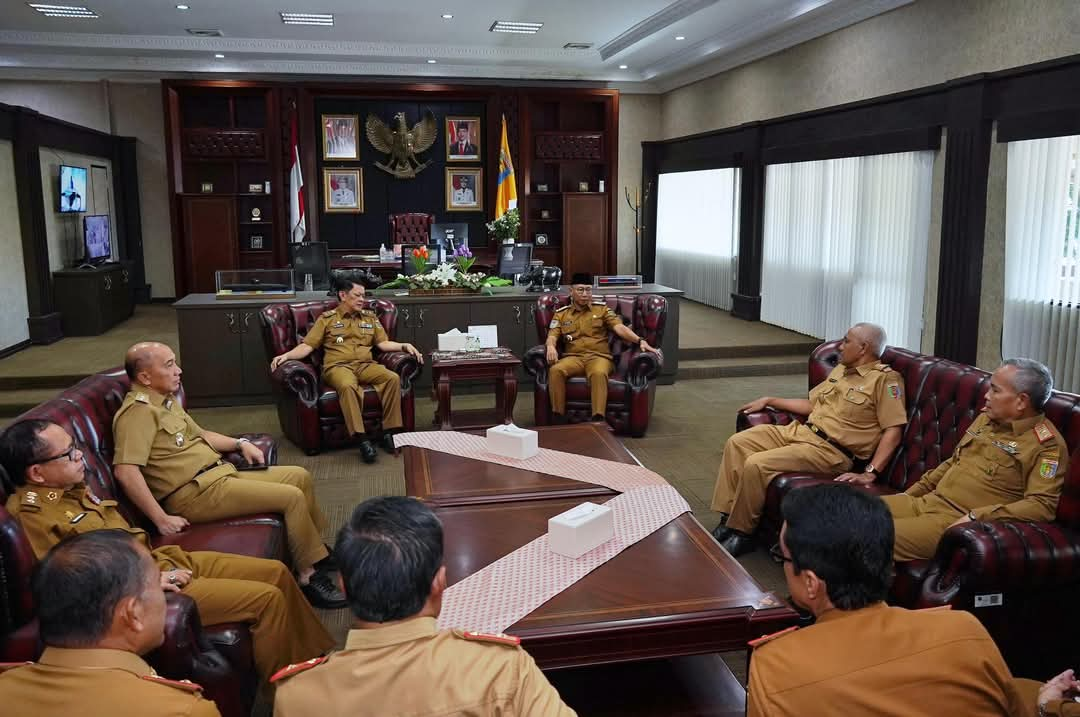 Hari Pertama Masuk Kantor, Gubernur Rahmat Mirzani Disambut Sejumlah Kepala Perangkat Daerah