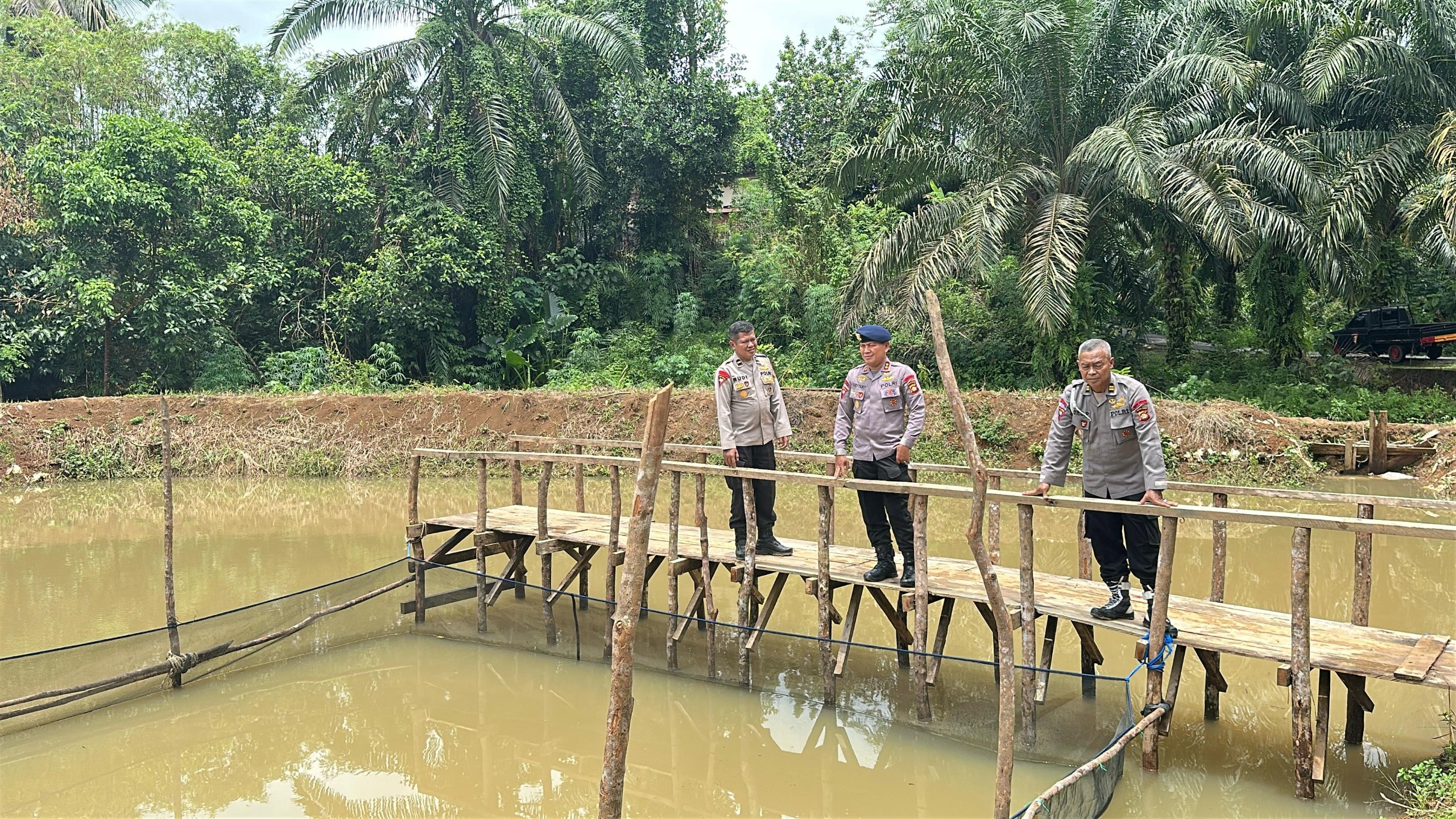 Batalyon B Pelopor Tunjukkan Komitmen dalam Mendukung Ketahanan Pangan Lewat Penebaran Benih Ikan di Kolam P2L