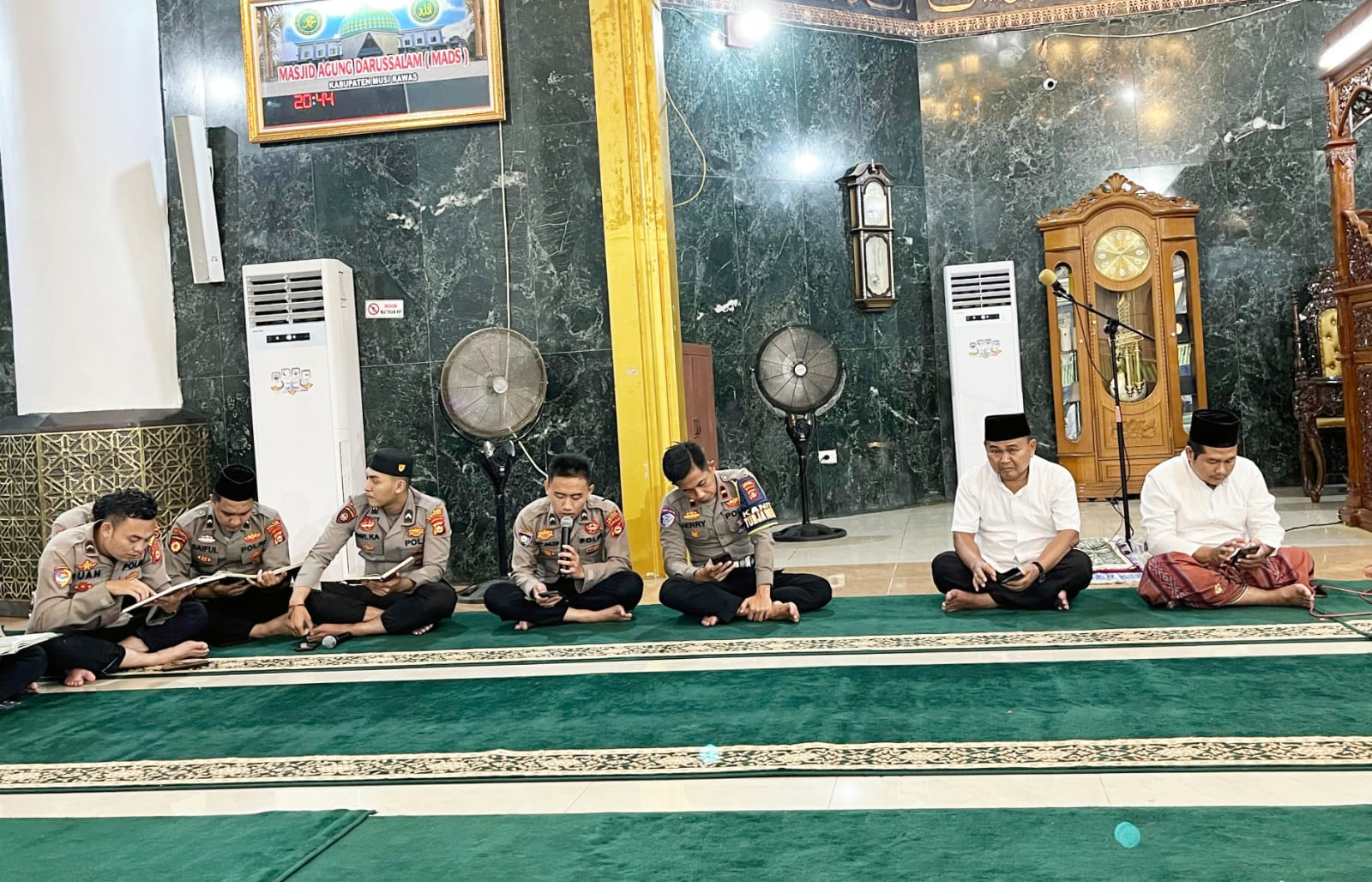 Tingkatkan Iman dan Taqwa di Bulan Ramadhan, Kapolres Musi Rawas Ajak Personel Salat Taraweh Keliling dan Tadarusan 