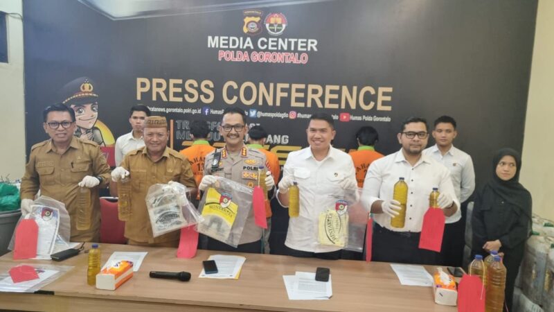 Press Reales Dirreskrimsus bersama Bidhumas Polda Gorontalo Ungkap Kasus Penjualan Minyak Goreng (subsidi)    