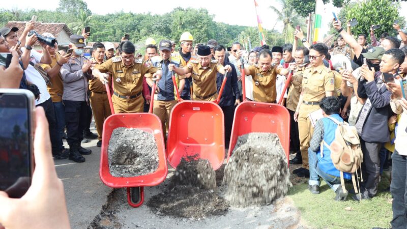 Bupati Lampung Utara Dr. Ir. H. Hamartoni Ahadis, M.Si. Hadiri Groundbreaking Perbaikan Jalan Bersama Gubernur Lampung