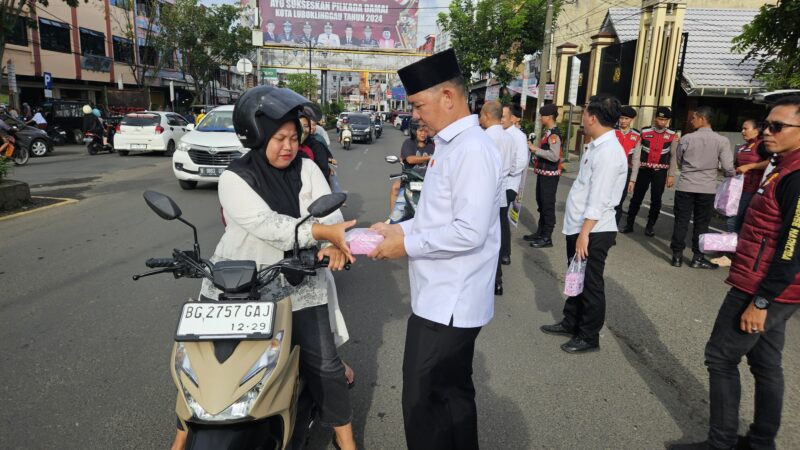 Satuan Reserse Narkoba Polres Lubuk Linggau. Melaksanakan Kegiatan Bakti Sosial Membagi Takjil Kepada Masyarakat Di Jalan