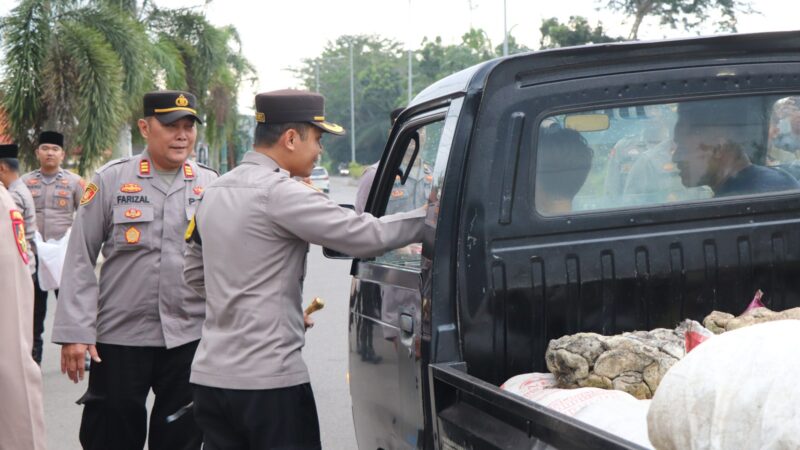 Berbagi di Bulan Ramadhan, Kapolres Musi Rawas Bersama Wakapolres Sapa Masyarakat Bagi Takjil 