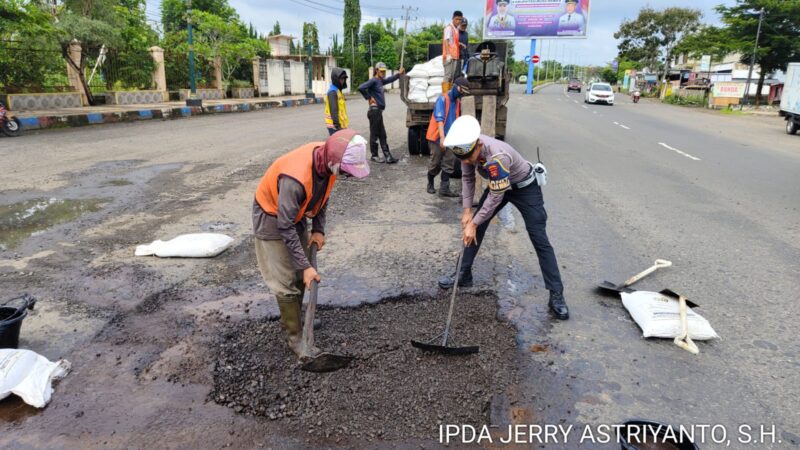 Rentan Lakalantas, Satlantas Polres Musi Rawas Bersama Balai Pelaksanaan Jalanan Nasional Tambal Jalan Berlubang 