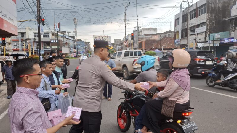 Kapolres Lubuk Linggau AKBP Bobby Kusumawardhana Bersama Rekan Rekan Media, Berbagi Takjil.         