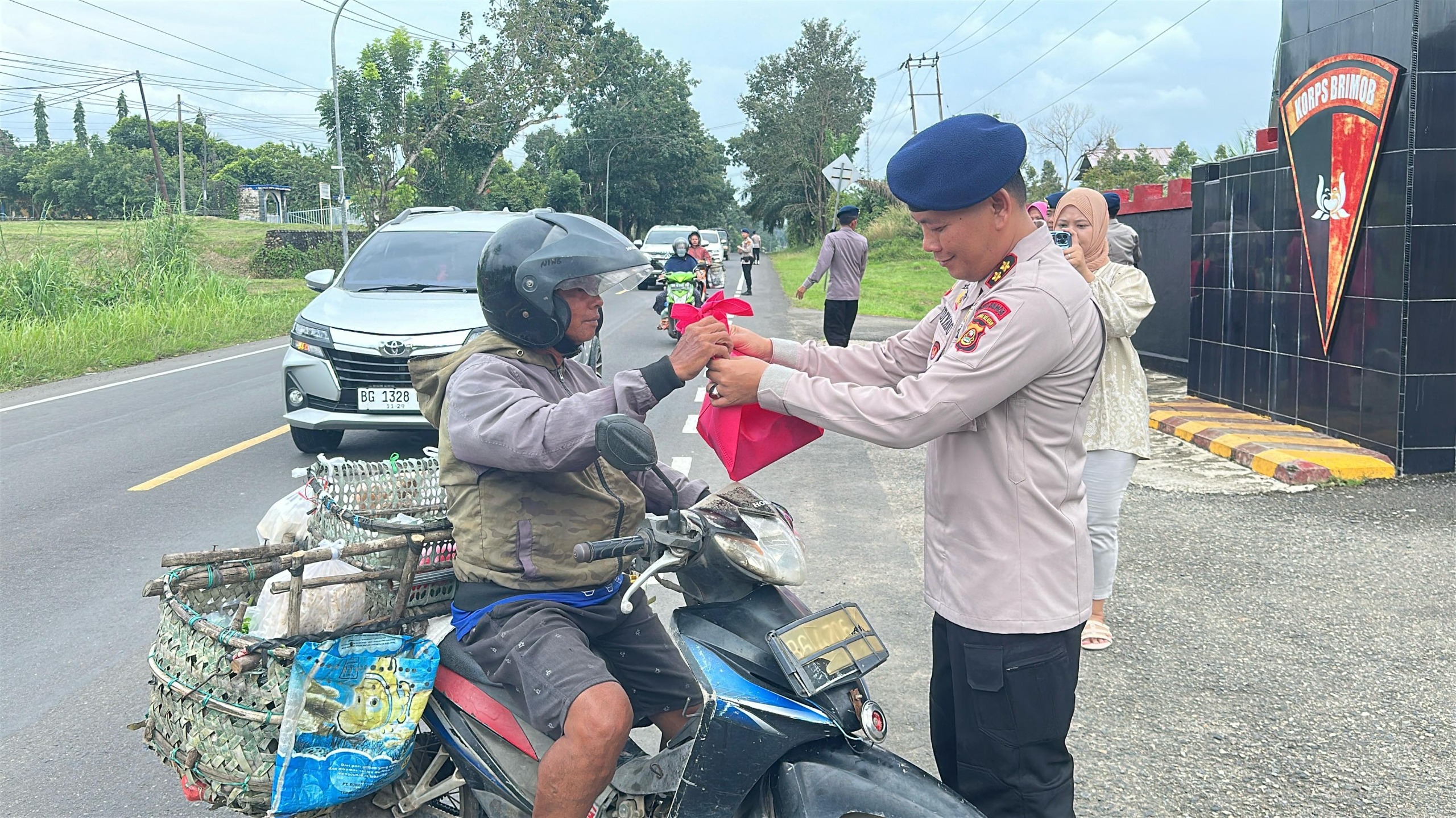 Batalyon B Pelopor dan Bhayangkari Berbagi Takjil: Semangat Ramadhan yang Penuh Berkah