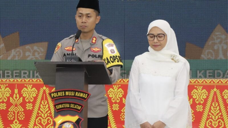 Peringati Nuzulul Quran, Kapolres Musi Rawas dan Ketua Bhayangkari Berikan Santunan Anak Yatim dan Buka Puasa Bersama