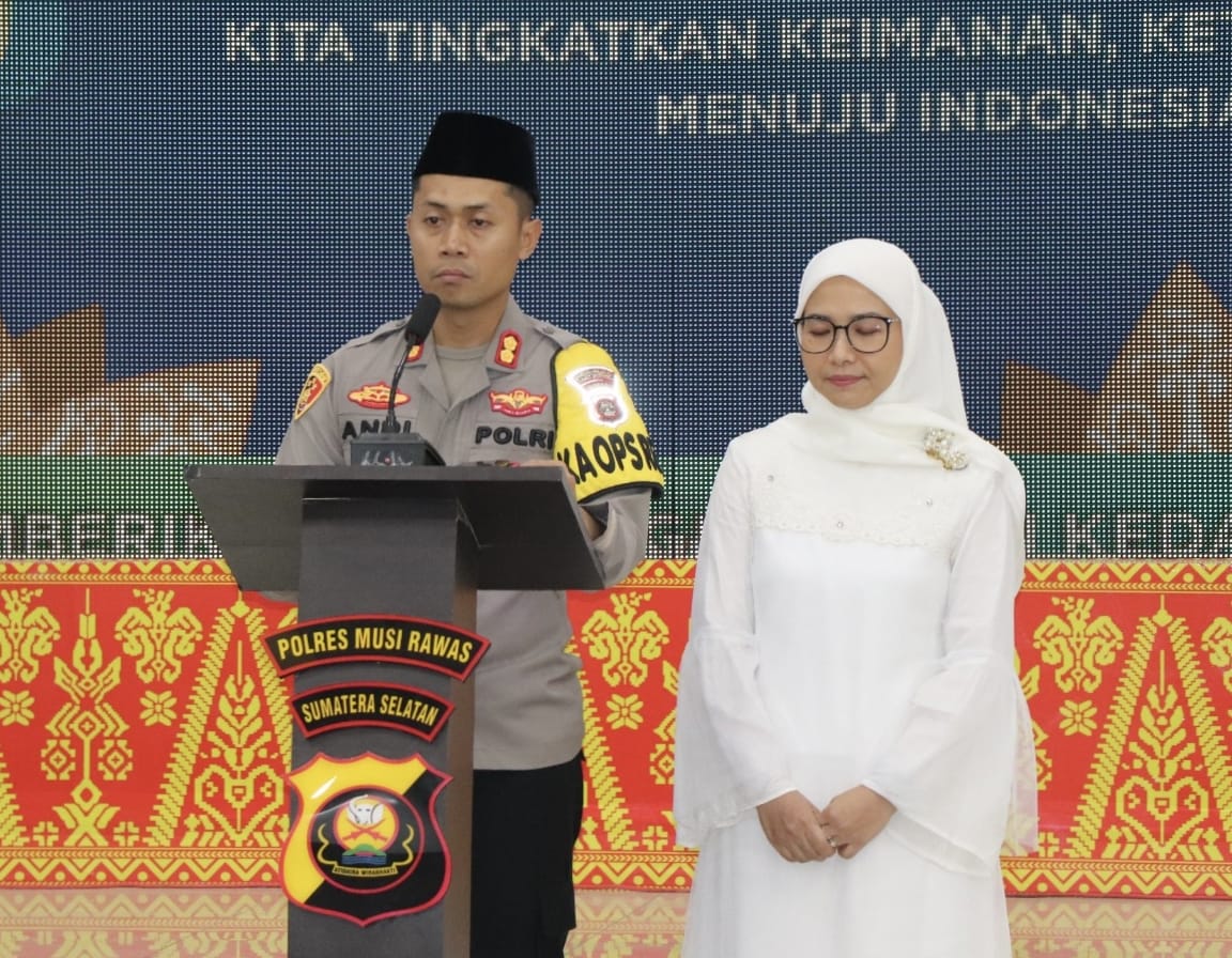 Peringati Nuzulul Quran, Kapolres Musi Rawas dan Ketua Bhayangkari Berikan Santunan Anak Yatim dan Buka Puasa Bersama