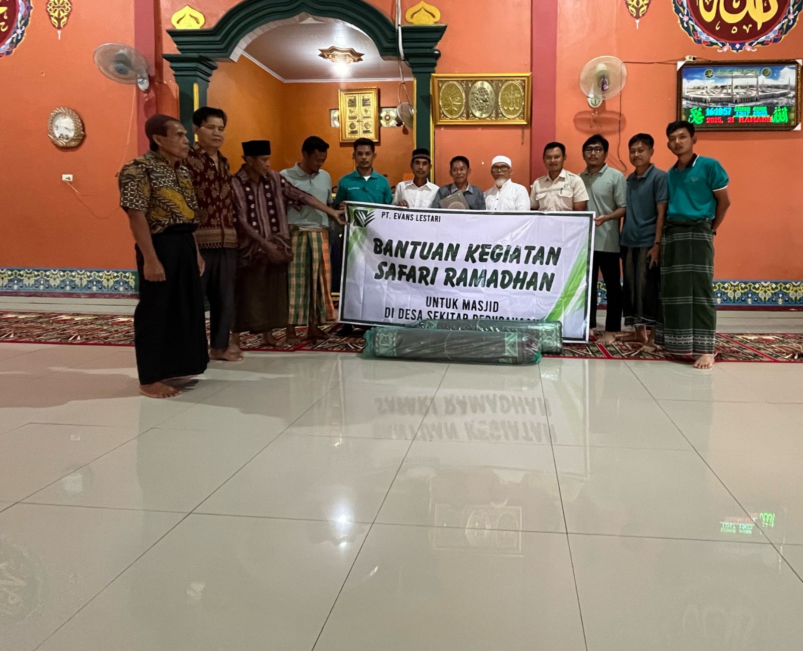 PT Evans Lestari Perusahaan Yang Bergerak Diperkebunan.Berbagi Sembako Dan Uang Untuk Anak Yatim.