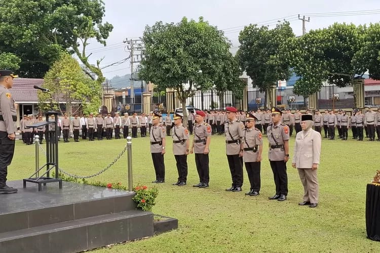 Empat pejabat Polres Lubuk Linggau. Pisah Sambut.