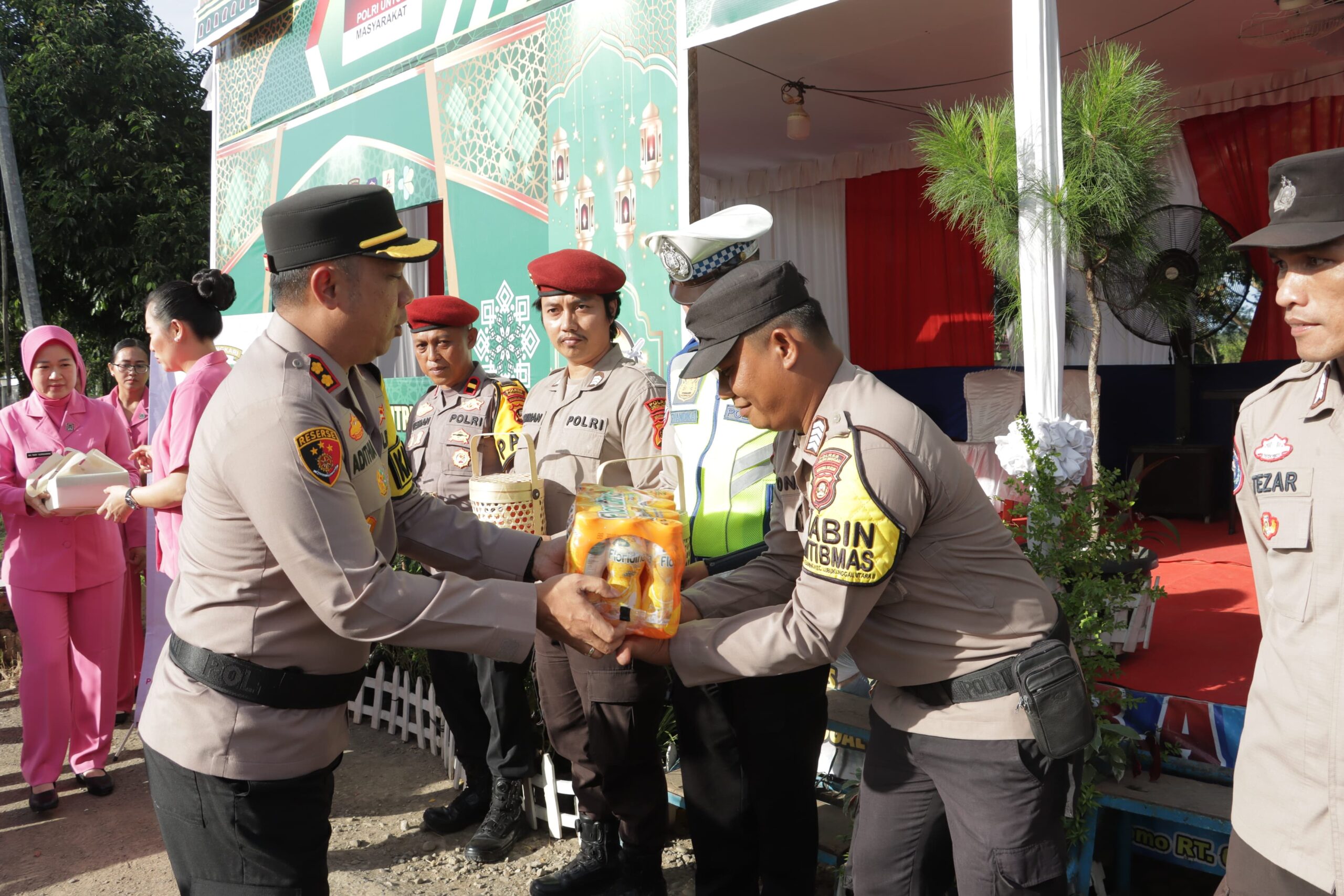 Kapolres Lubuk Linggau AKBP Adithia Bagus Arjunadi Bersama Ibu Bhayangkari Membagi Takjil Gratis.