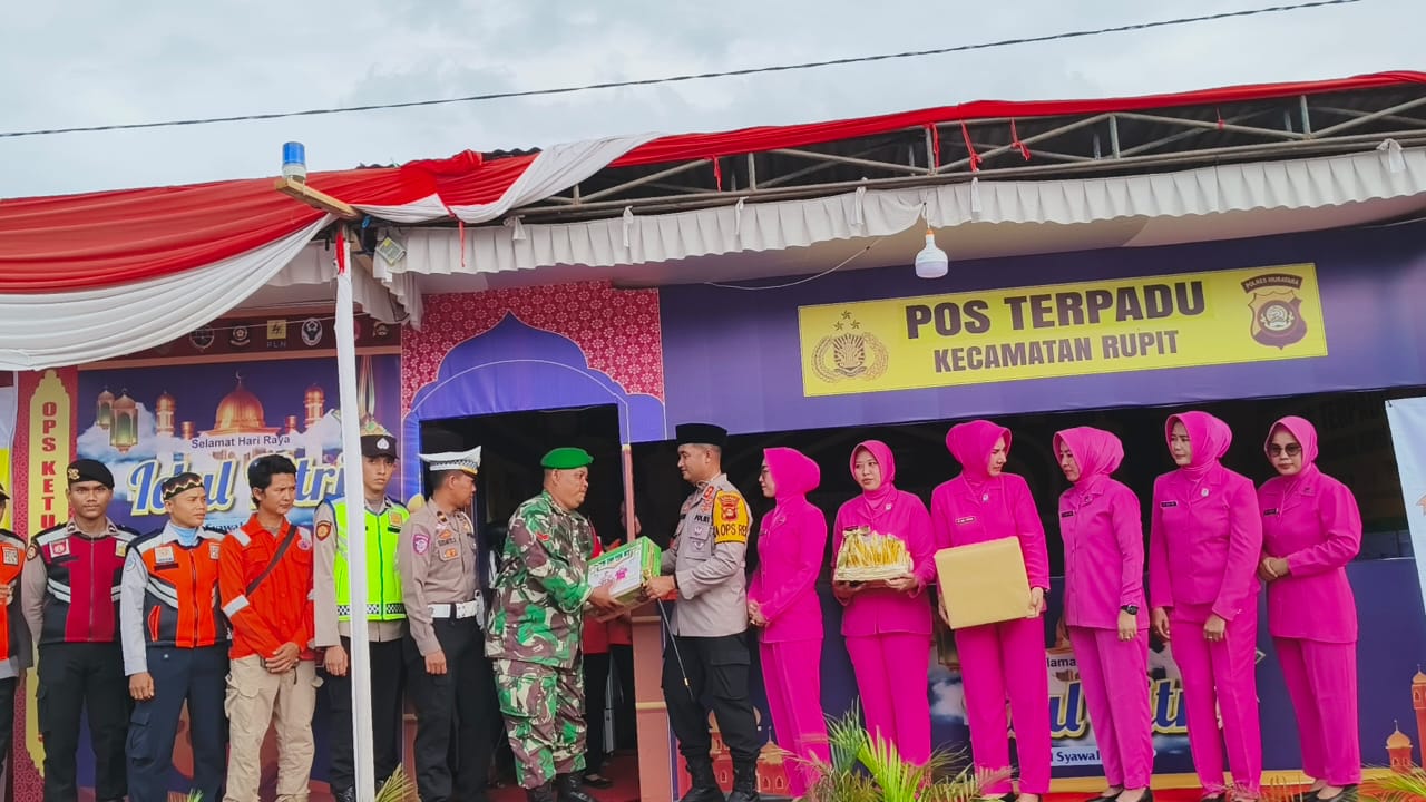 Petugas Pospam Dapat Kejutan Dari Kapolres Musi Rawas Utara Dan Ibu Ketua Bhayangkari Cabang Musi Rawas Utara