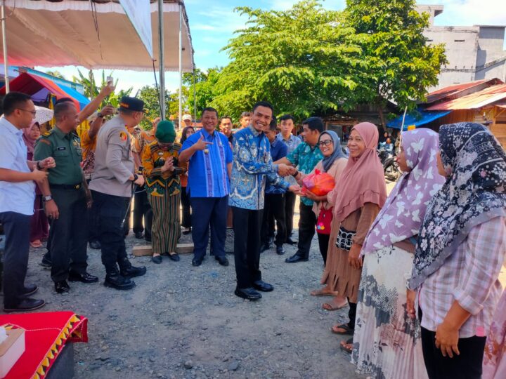 Wakil Bupati Tanggamus Agus Suranto, menghadiri sekaligus Membuka Bazar Pasar Murah Bersubsidi di Terminal Kecamatan Kota Agung