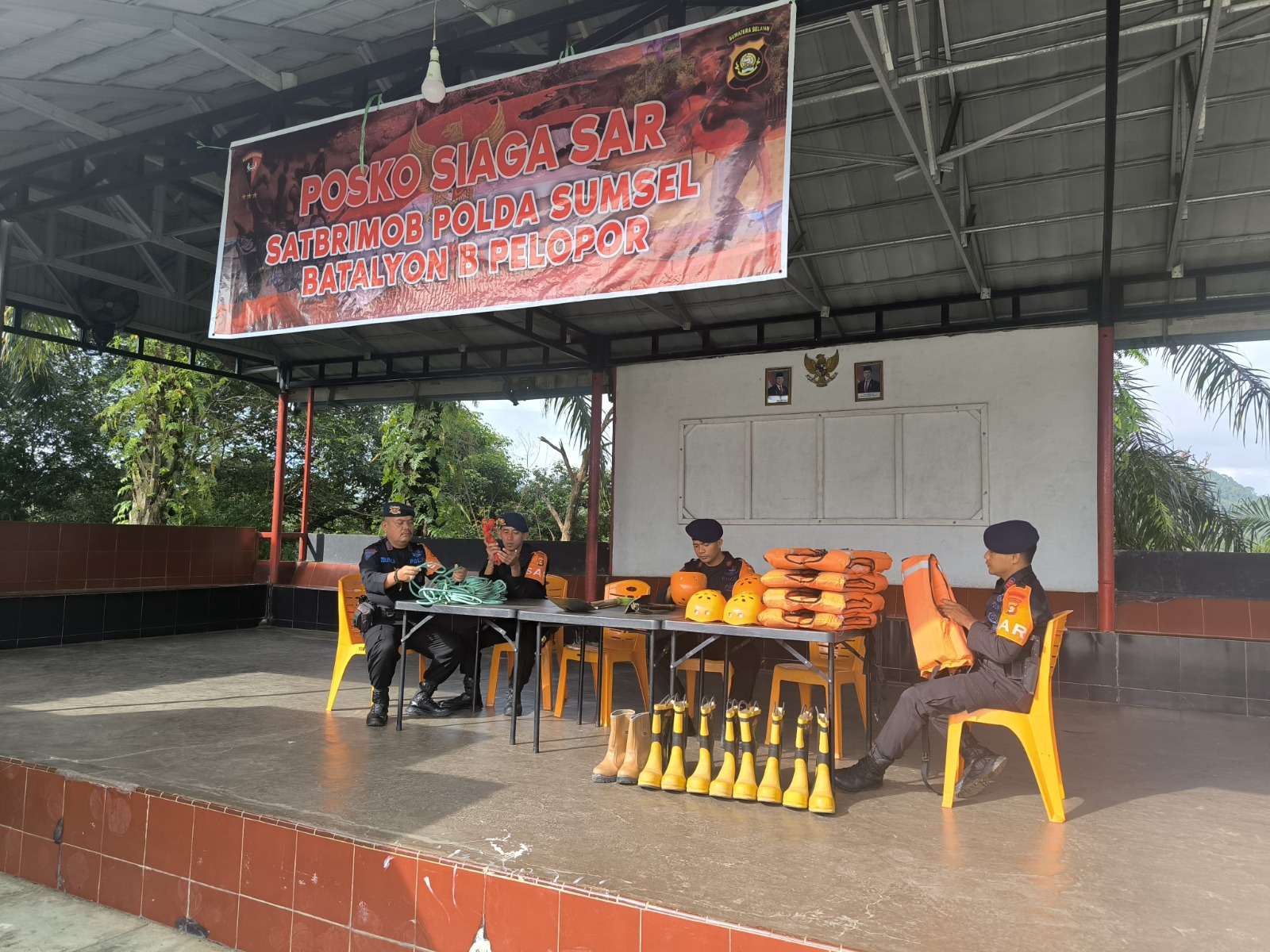 Satbrimob Polda Sumsel Batalyon B Pelopor Siap Hadapi Puncak Arus Mudik Pasca Lebaran dan Bencana Alam dengan Posko Siaga SAR