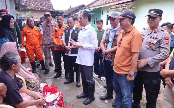 WAKIL BUPATI LAMPUNG UTARA TINJAU LOKASI BANJIR DAN SALURKAN BANTUAN KEPADA WARGA TERDAMPAK