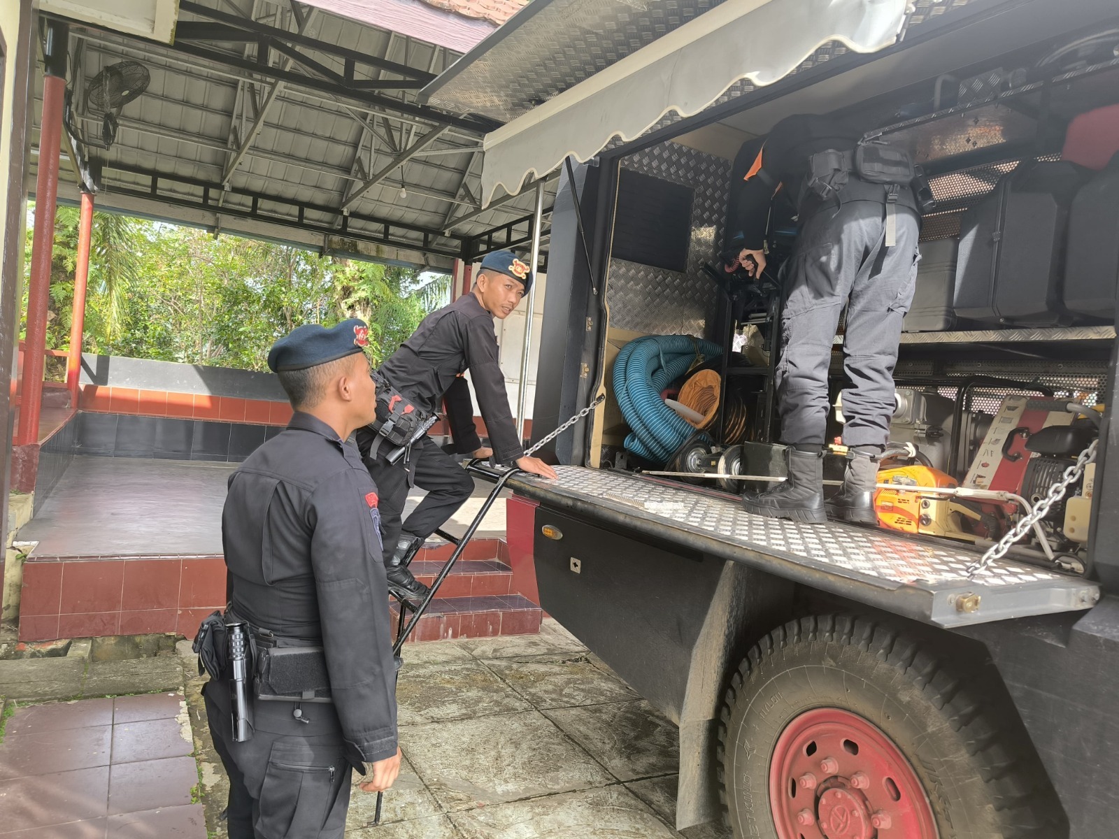 Satbrimob Polda Sumsel Batalyon B Pelopor Hadapi Puncak Arus Mudik Pasca Lebaran dan Bencana Alam dengan Posko Siaga SAR