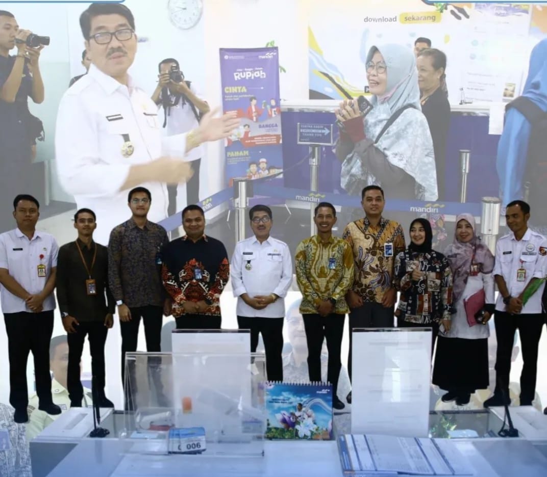 Bupati Lampung Utara Tinjau Penyaluran Bantuan PKH dan BPNT di Bank Mandiri Kotabumi