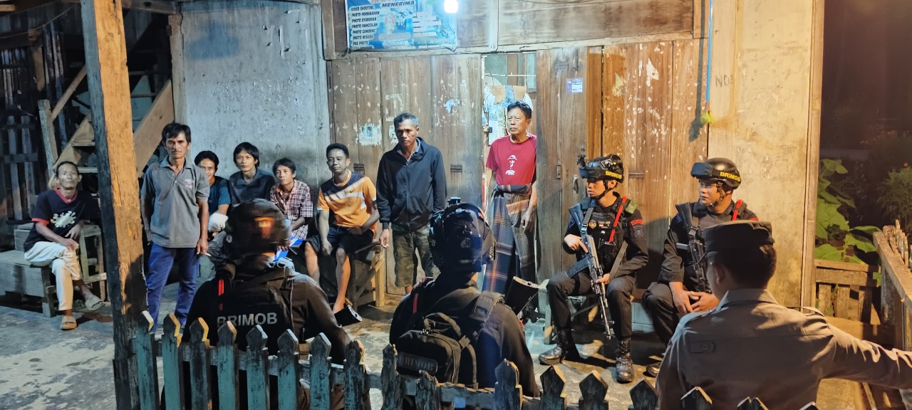 Personel Satbrimob Polda Sumsel Batalyon B Pelopor Laksanakan Patroli Cipta Kondisi Jelang PSU di Kabupaten Empat Lawang