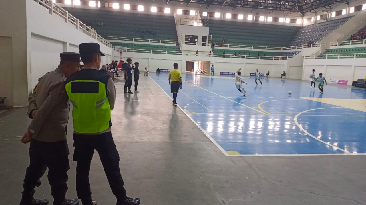 Polres Lubuk Linggau Mendukung Untuk Pengamanan.Dalam Rangka Pelaksanaan Turnamen Raja Futsal 2025 Digedung Taman Olaraga Megang ( TOM)