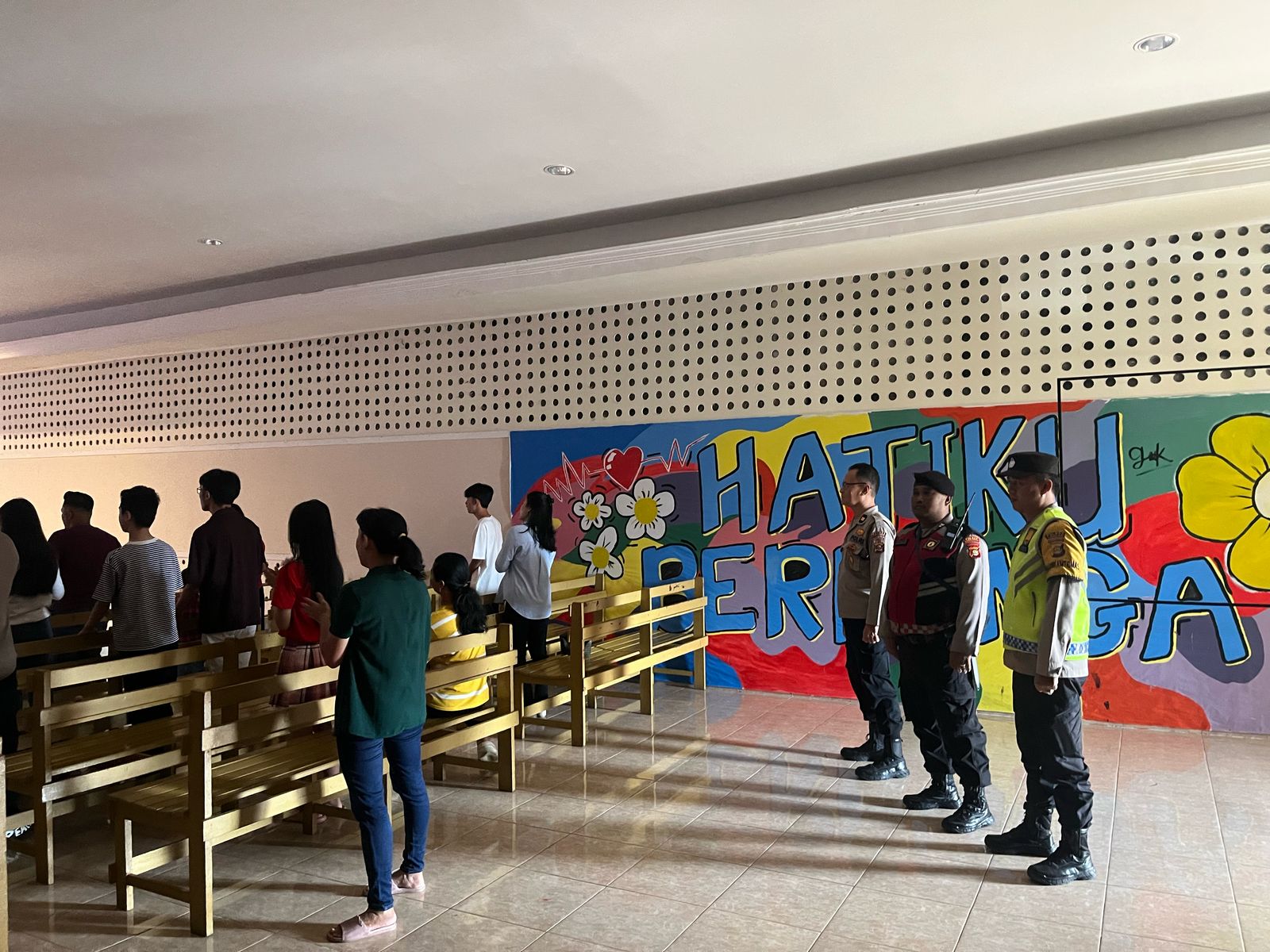 Polres Lubuk Linggau Mengerahkan Personil Untuk Pengamanan Umat Kristiani Beribadah Disejumlah Gereja.Yang Ada Di Lubuk Linggau.