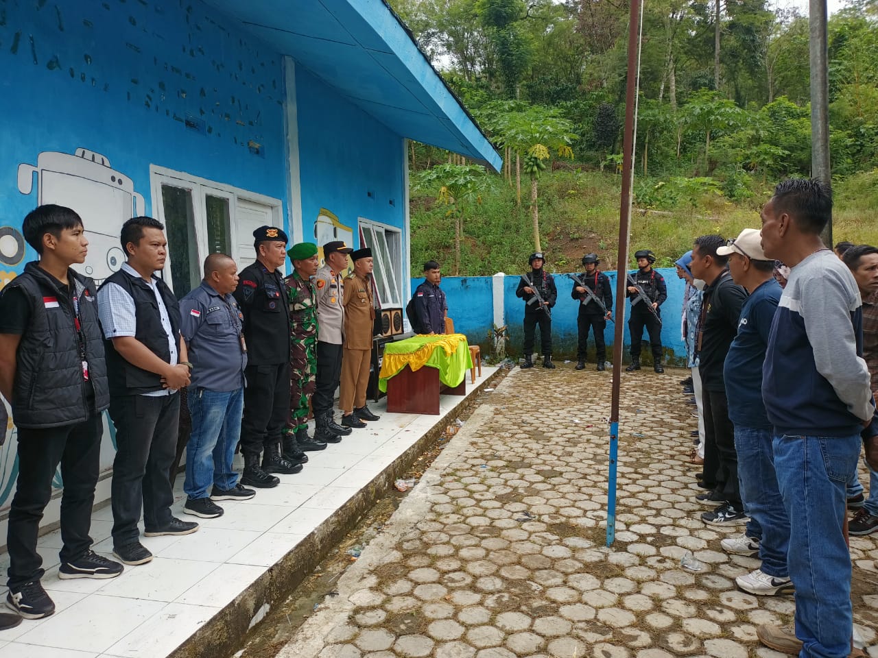 Personel Batalyon B Pelopor BKO Polres Empat Lawang Amankan Sidang Pleno PPK di Kecamatan Pendopo dan Pendopo Barat