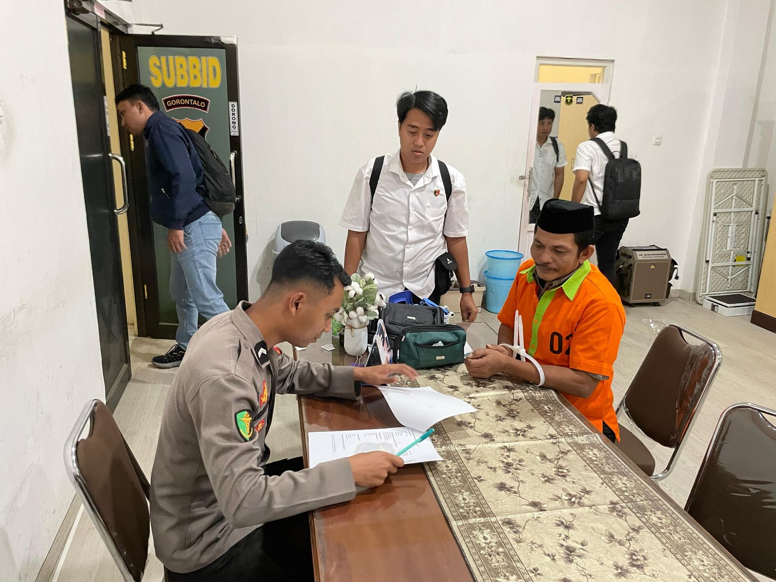 Ditreskrimsus Polda Gorontalo Serahkan Berkas Tersangka dan Barang Bukti Minyak Goreng Minyakita Ke Kejari Boalemo