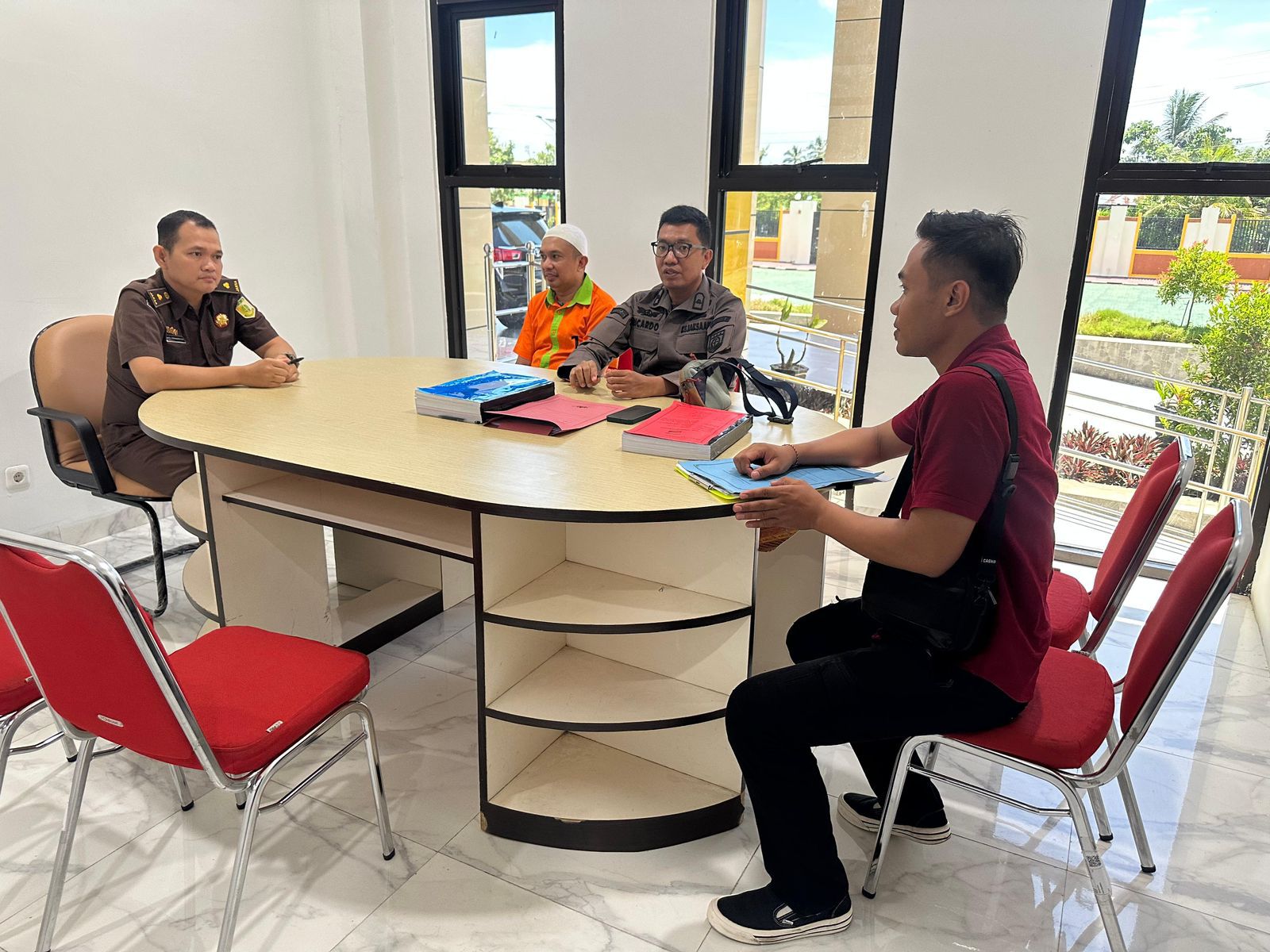 Tim Subdit IV Tipidter Direktorat Reserse Kriminal Khusus Polda Gorontalo Limpahkan Berkas Perkara Penyalahgunaan Pengangkutan BBM di Kejari Gorontalo Utara