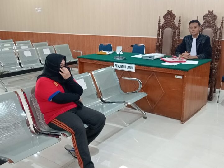 SIDANG- JPU Kejari Lubuk Linggau Dewanggah Putra, SH saat menyidang Terdakwa Vivi 