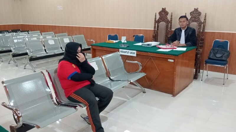 SIDANG- JPU Kejari Lubuk Linggau Dewanggah Putra, SH saat menyidang Terdakwa Vivi 