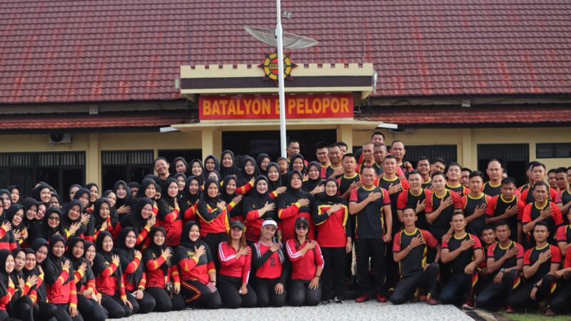 Pererat Kebersamaan Personel Satbrimob Polda Sumsel Batalyon B Pelopor dan Bhayangkari Laksanakan Giat Senam Bersama.