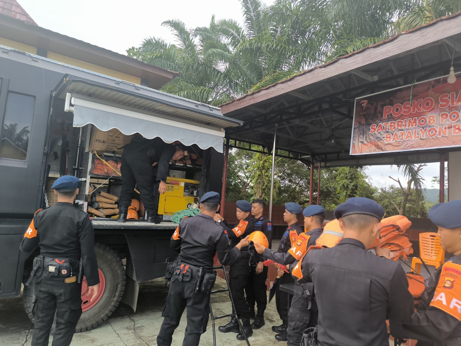 Tim SAR Batalyon B Pelopor Siaga Penuh Hadapi Potensi Bencana Meski di Hari Libur**