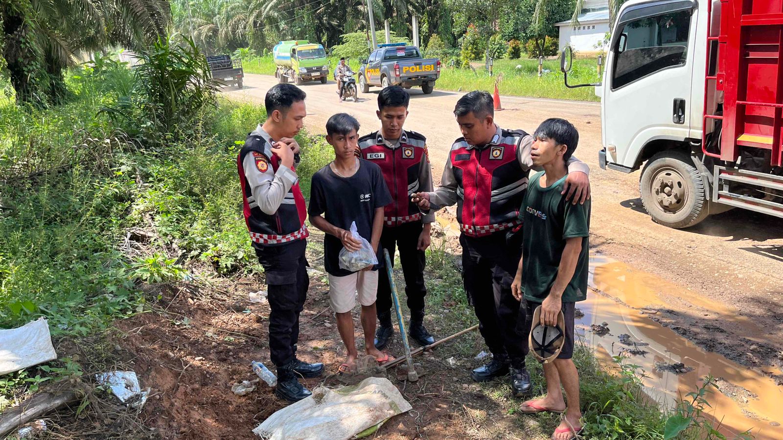 Sat Samapta Polres Musi Rawas Amankan Pelaku Premanisme Bersenjata Tajam Dijalan Rusak. 
