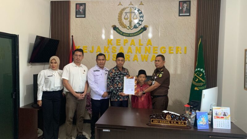 Plt. Kajari Musi Rawas Laksanakan Mediasi dan Serahkan KIA, KIP, KIS untuk Anak Asuh Panti di Kecamatan Selangit