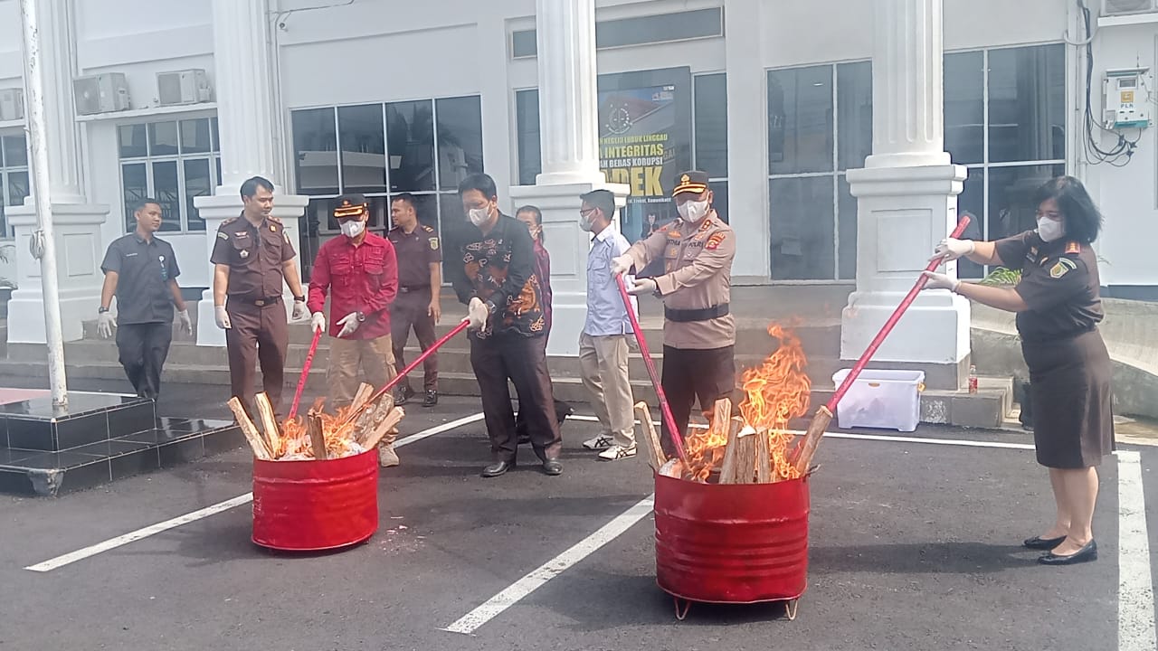 Kejari Lubuk Linggau Musnakan Barang Bukti Yang telah Ingkrah