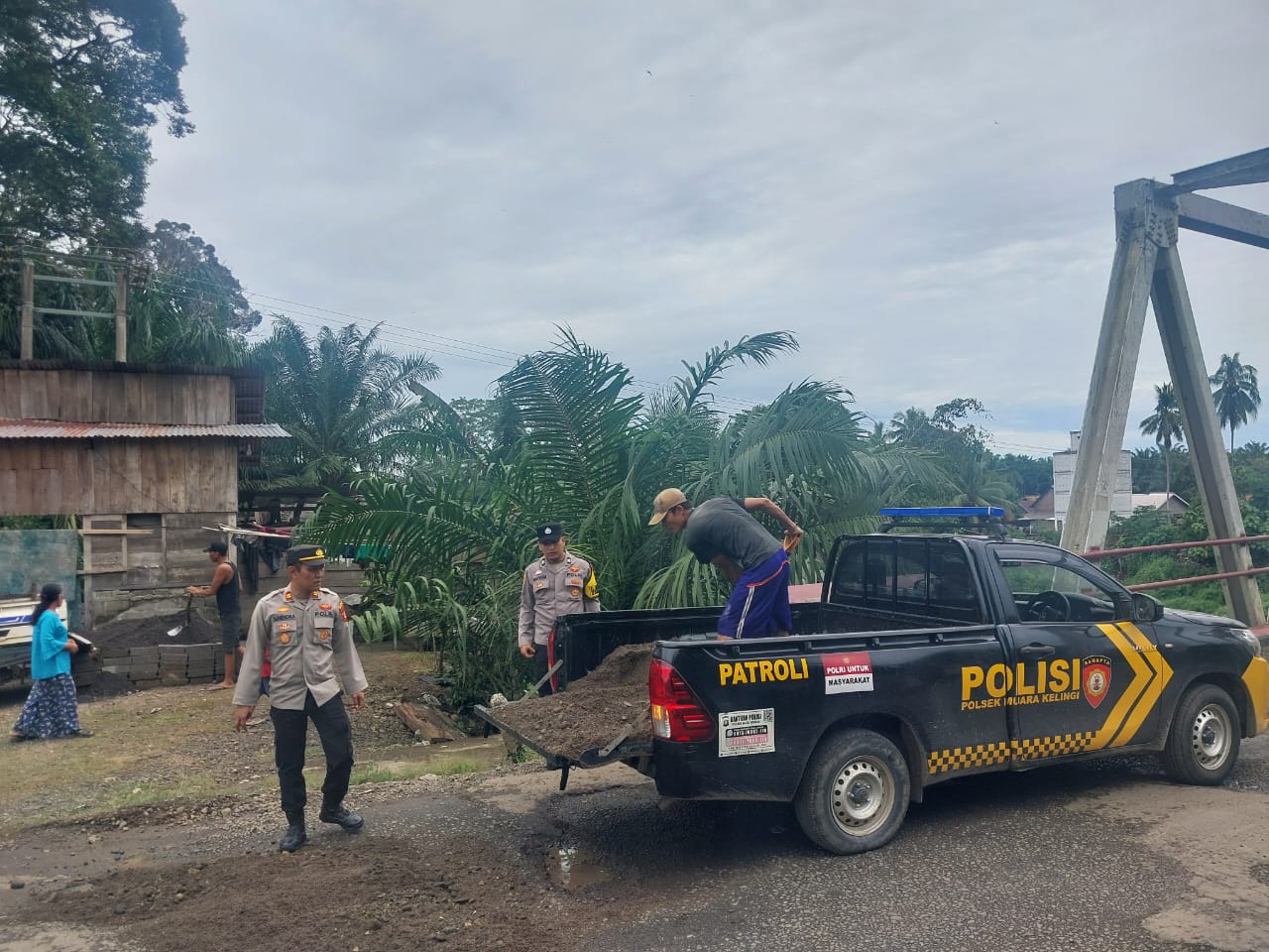 Polres Musi Rawas Bersama Warga Gotong Royong Perbaiki Jalan Rusak