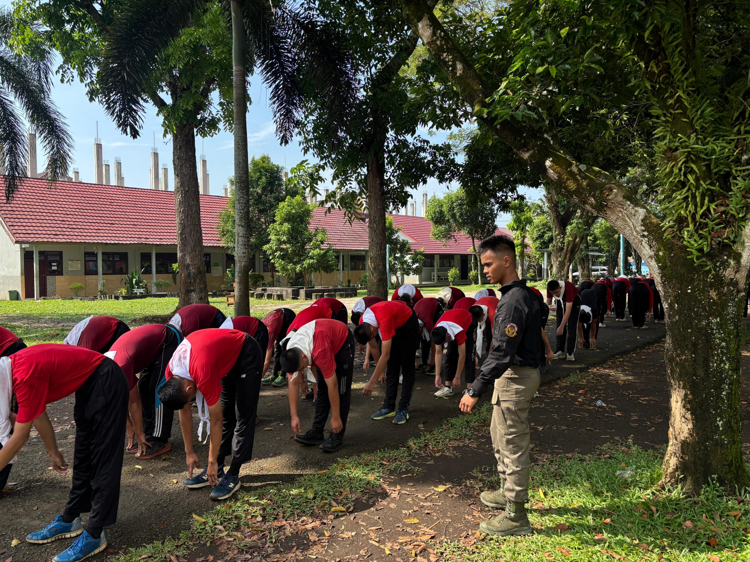 **Batalyon B Pelopor “Go To School”: Sinergi dan Edukasi untuk Generasi Muda di SMA Negeri 2 Lubuklinggau