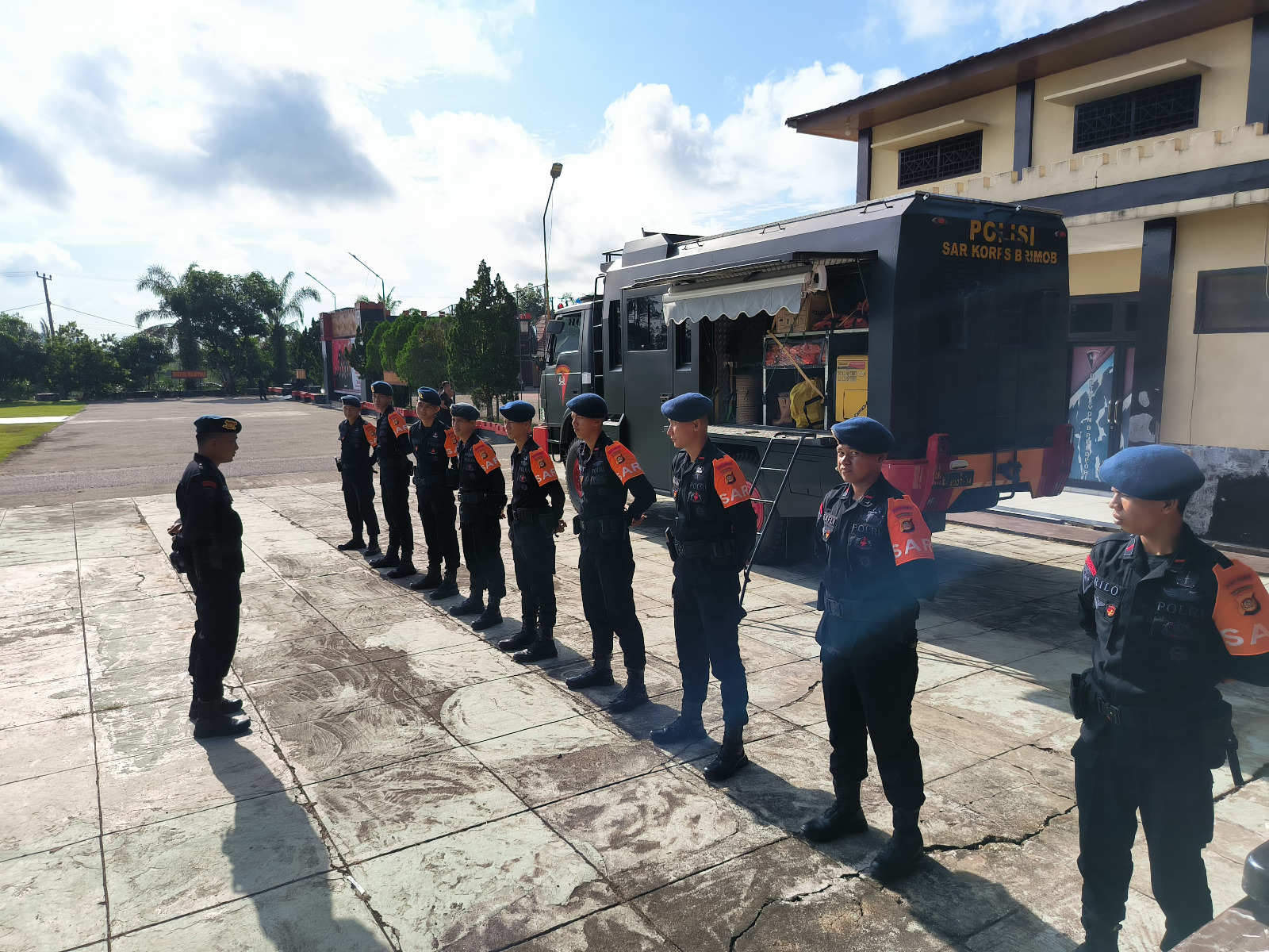 Satbrimob Polda Sumsel Batalyon B Pelopor Siagakan Tim SAR dan Gelar Latihan Penanggulangan Bencana