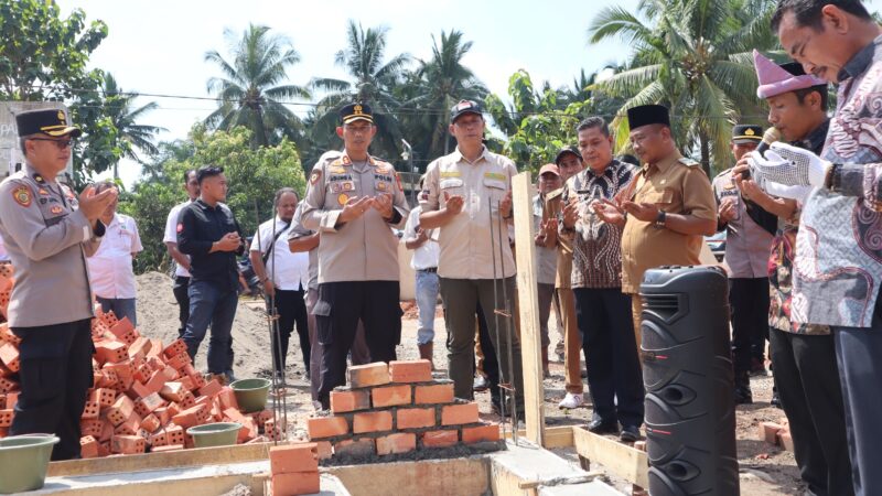 Kapolres Musi Rawas Bersama Kapolsek Muara Lakitan Lakukan Peletakan Batu Pertama Pembangunan Mushola Pospol Marga Baru
