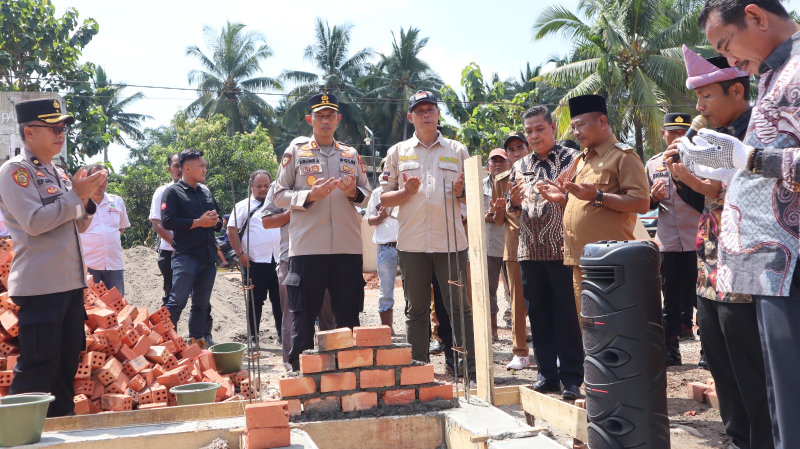 Kapolres Musi Rawas Bersama Kapolsek Muara Lakitan Lakukan Peletakan Batu Pertama Pembangunan Mushola Pospol Marga Baru