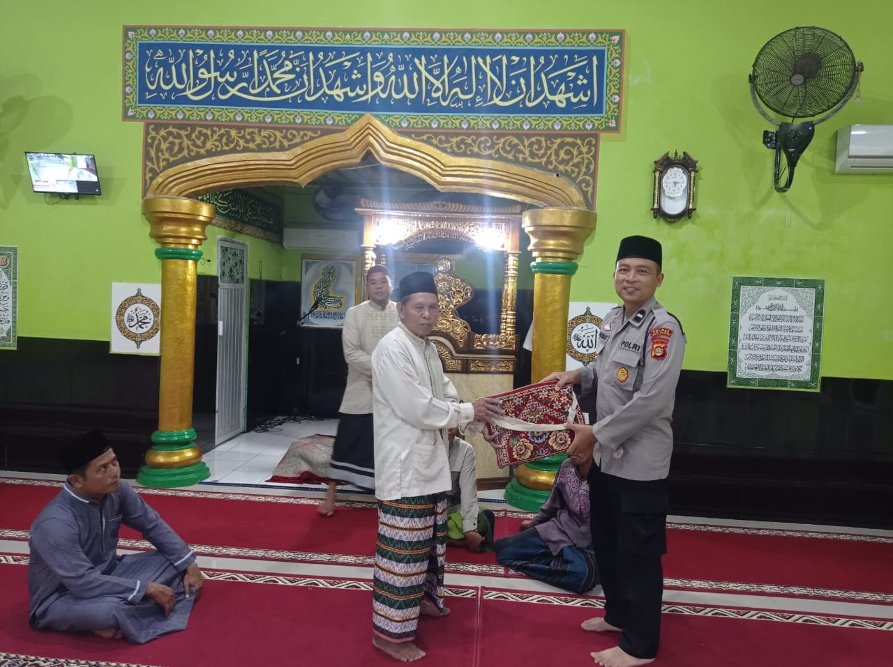 Polsek Stl Ulu Terawas Polres Musi Rawas Bagikan Sajadah dan Kain Sarung untuk Marbot dan Pengurus Masjid