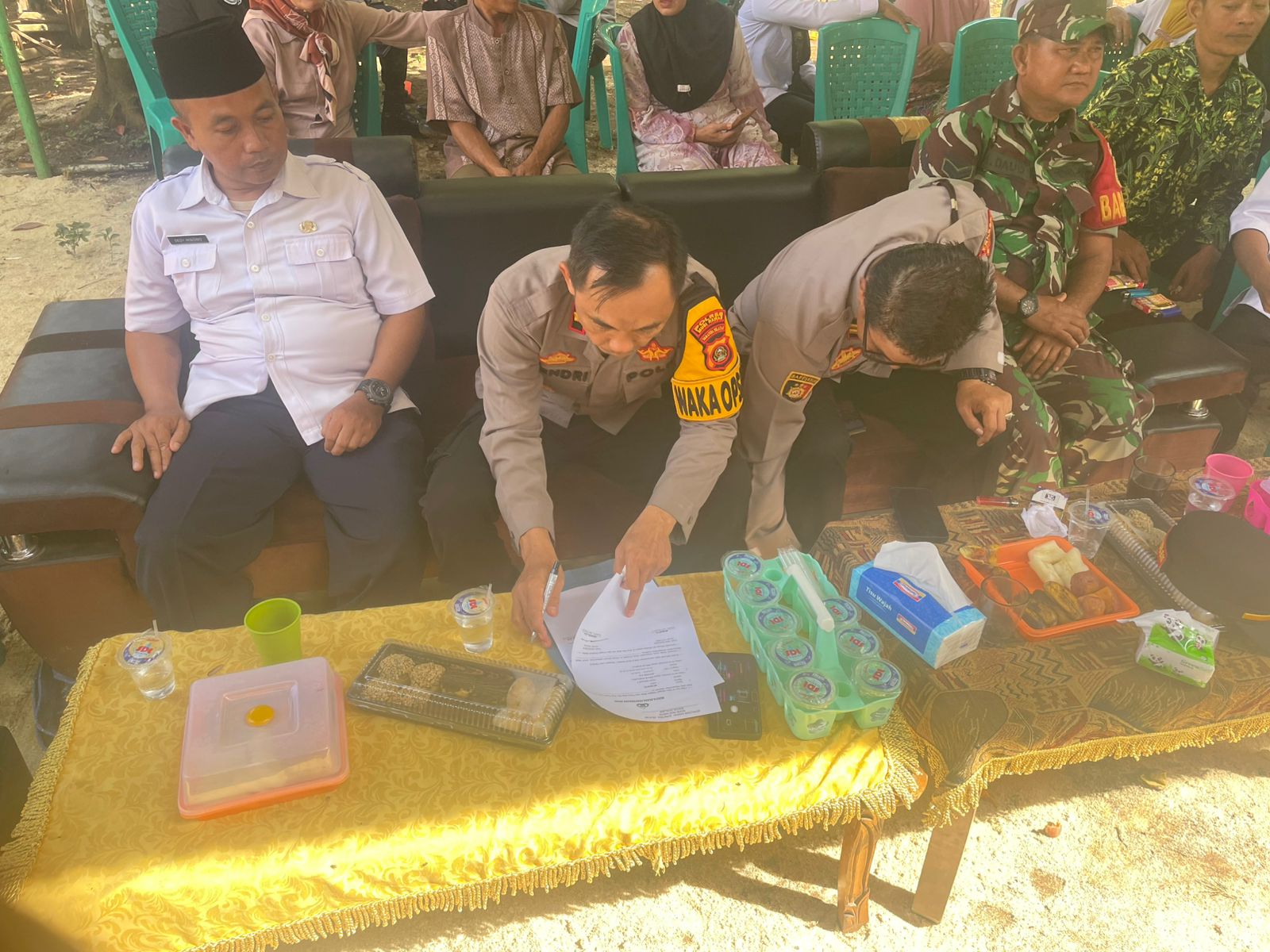 Kades Ciptodadi 1 Serahkan Kecepek ke Waka Polres Musi Rawas