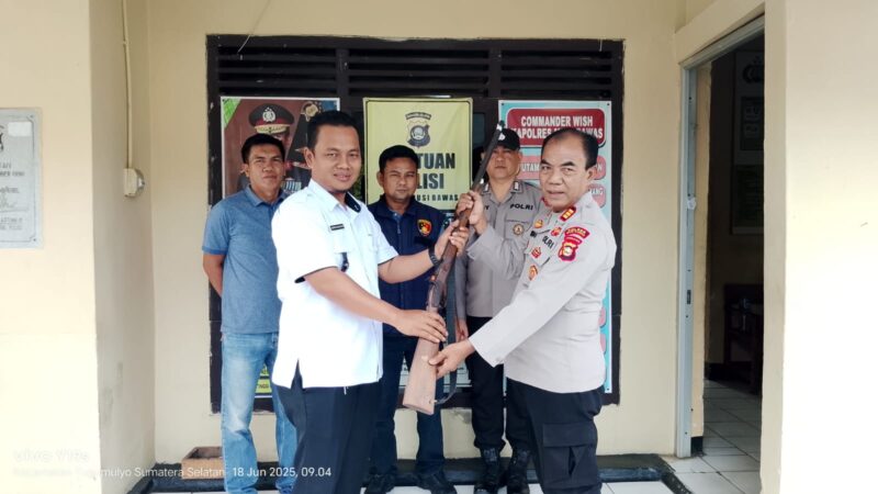 Penyerahan Senpira oleh Kades G1 Mataram dan Ketua BPD Lubuk Rumbai dalam Rangka Ops Senpi Musi 2025