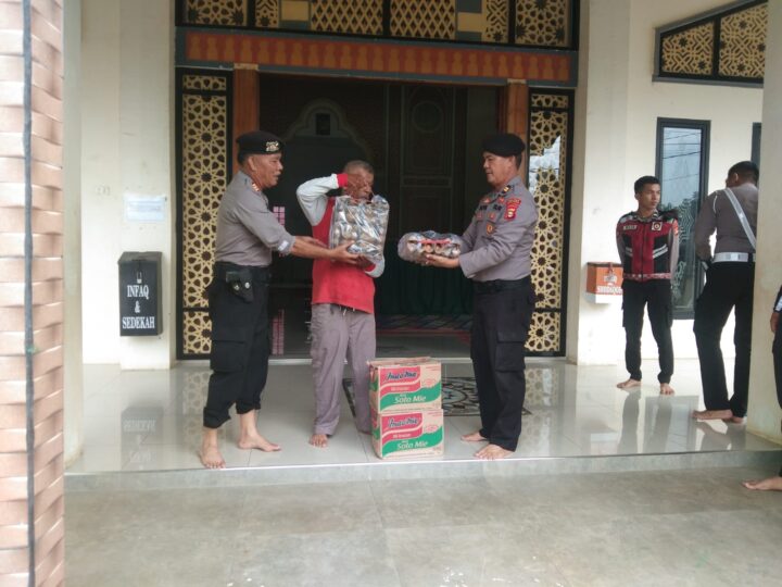 Tebar Kebaikan, Polres Musi Rawas Gelar Bakti Religi Bersih Masjid di Hari Bhayangkara ke-79 dan 1 Muharam 1447 Hijriah