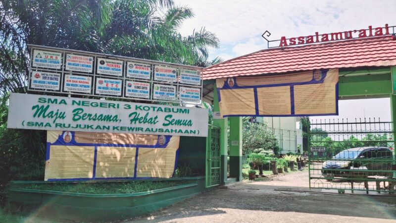 Masyarakat Lampung Utara Minta Pemerintah Provinsi Untuk Menambahan Kuota Di SMA Negeri 3 Kota Bumi Agar Anak Bisa Sekolah Dan Tak Putus Sekolah. 