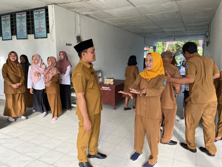 Plt Kadisdik Labuhanbatu Monitoring Ke SMPN 1 Bilah Hulu