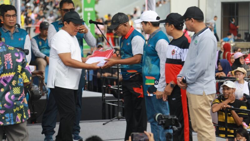 Pemprov Kalteng Bagikan Ribuan Bendera Merah Putih di Tengah Semarak Jalan Sehat dan Launching Gubernur Cup 2025