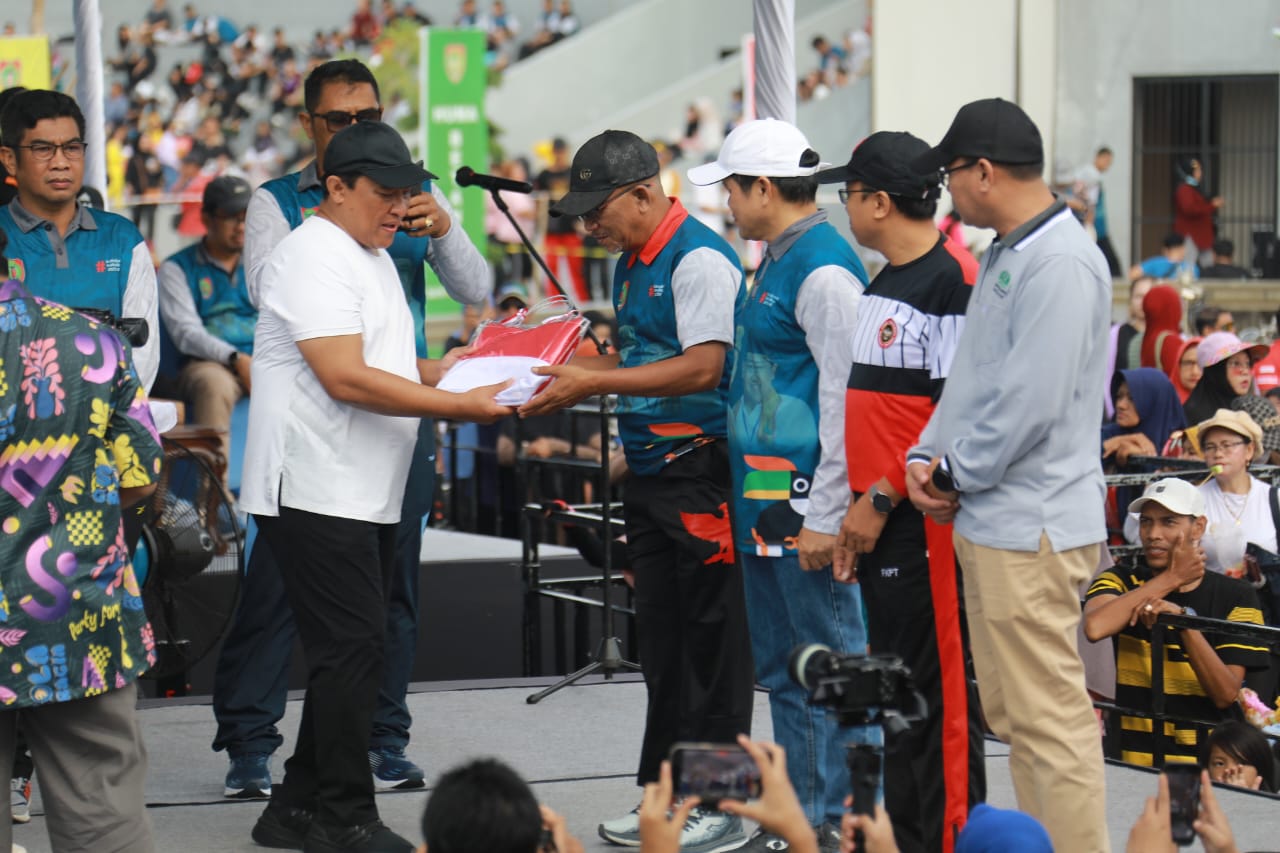 Pemprov Kalteng Bagikan Ribuan Bendera Merah Putih di Tengah Semarak Jalan Sehat dan Launching Gubernur Cup 2025