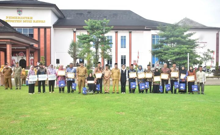 Wakil Bupati Musirawas H.Suprayitno Pimpin Apel Pagi Bersama Dan Serahkan Bingkisan Kepada Asn Yang Memasuki Masa Purna Tugas 